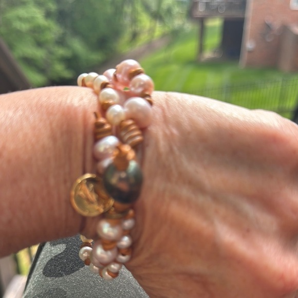 Elegant Pearl Bracelet with Gold Accents - Picture 4 of 7